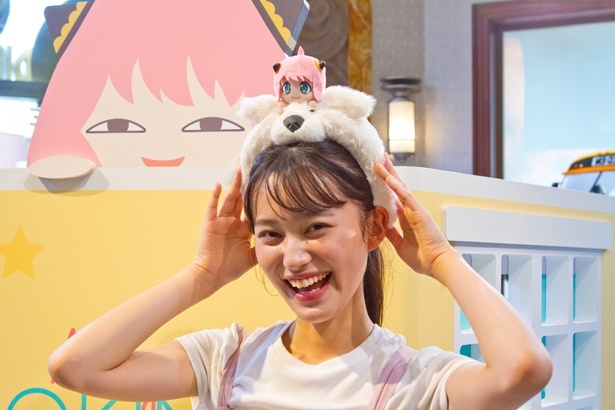 ボンドに乗ったアーニャがキュートなカチューシャ