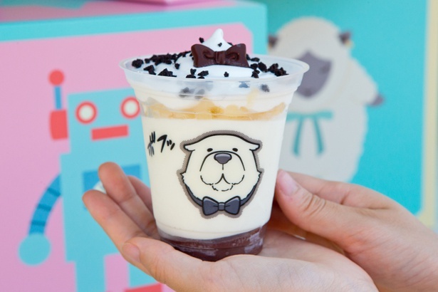 ちょこんとのった蝶ネクタイ形のチョコがかわいい、ボンドのアイスサンデー