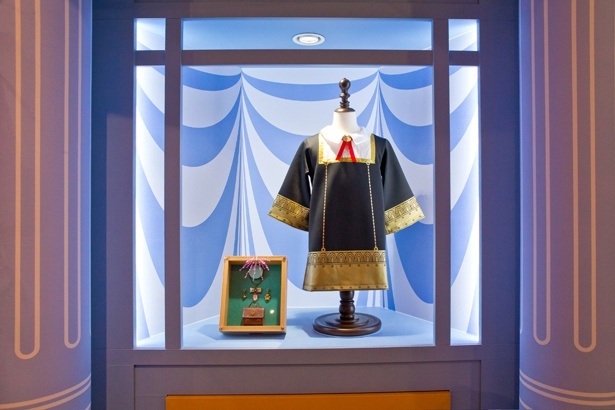 イーデン校の制服は子どもサイズ。アーニャとおそろいに♪