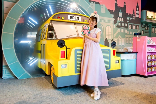 「USJ号」が目を引く店内に、カチューシャからぬいぐるみまで多彩なグッズが並ぶ