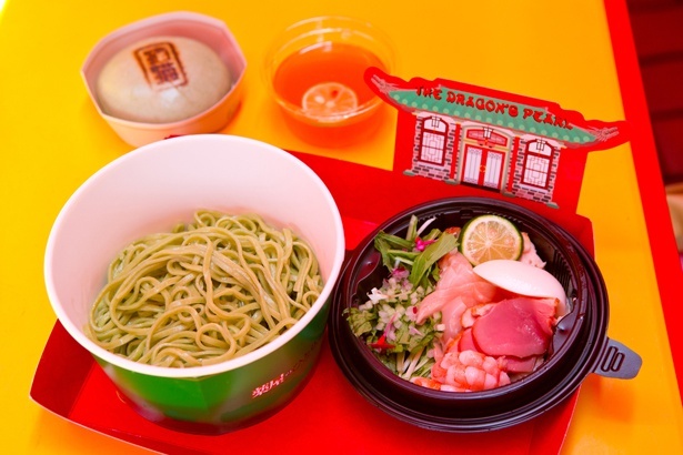 具だくさんの冷麺と中華まんのセットで夏も元気に