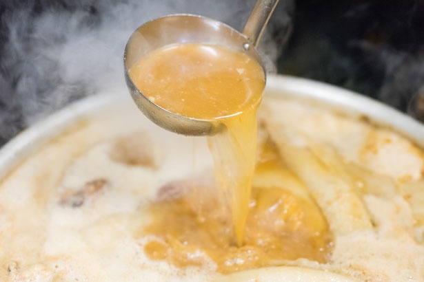 強火で8時間炊き上げた乳化スープは濃厚だがくどさのないマイルドな味わい