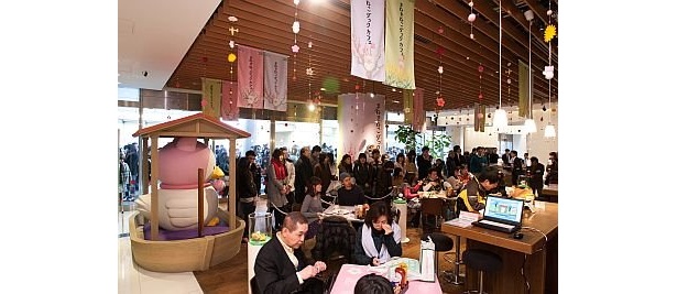 ひと足早い春を感じさせる店内にも行列が！