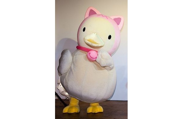 耳がピンクになったまねきねこダックがお出迎え