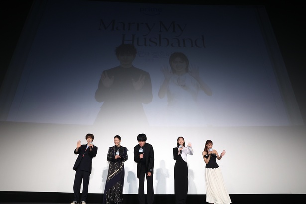 韓国からリモートで小芝さんと佐藤さんが生出演