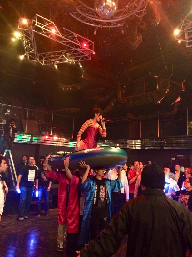 ライブの終盤には、ファンが担ぐボートに川村が乗り込む場面も
