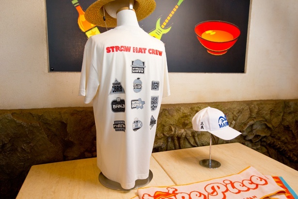 Tシャツの背面には麦わらの一味それぞれのアイコンが並ぶ