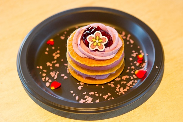 ロビンをモチーフにしたパンケーキは、エレガントで華やか