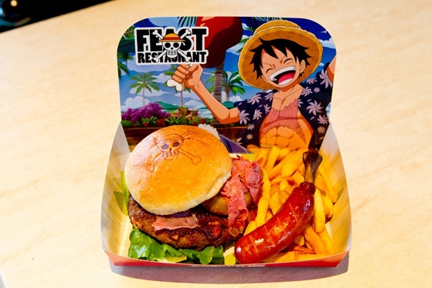 はみ出すほどたっぷりの肉の横にはさらにソーセージ!?ルフィも満足してくれるはず
