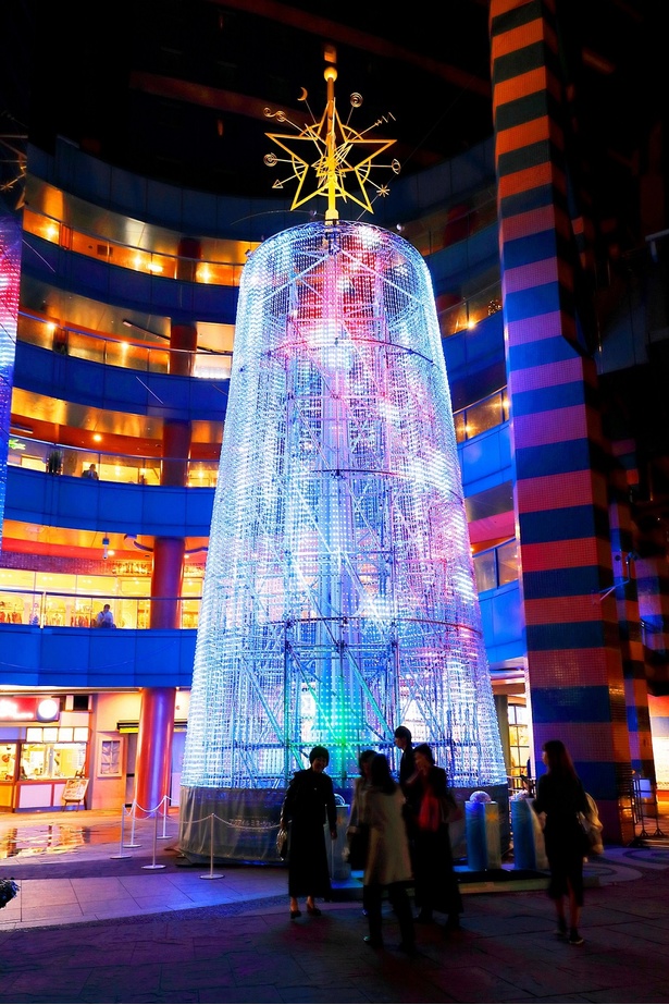 高さ約15mの「STAR TREE」。やわらかな光が辺りを包む