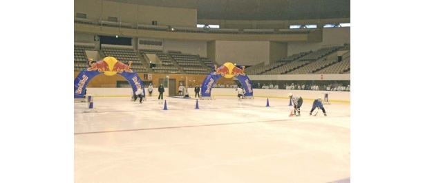 左右のコースに分かれて2人同時にスタート