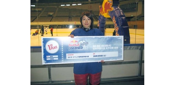 女子の部で優勝の、こちらもアイスホッケー歴20年という山本純子選手。「2本目は得意な方向へのターンだったので、勝負をかけました」