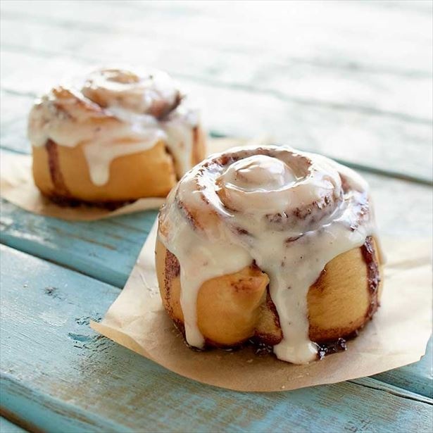 【写真を見る】シナモンロール専門店「Cinnabon(シナボン)」から、焼きリンゴをイメージした期間限定の「ミニボン」が登場！