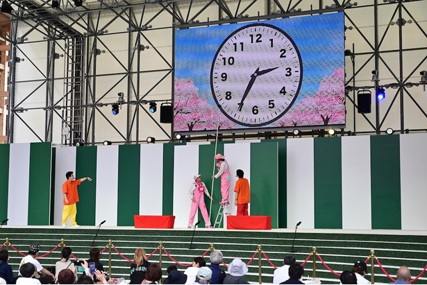 【写真】吉本興業の芸人たちによるコメディショー