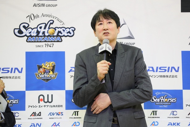 チームを指揮する鈴木貴美一ヘッドコーチ。黒いシャツがいつも似合う！