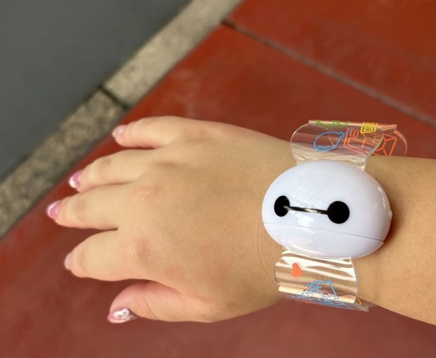 夏ならではの遊び心あふれるグッズも販売中。「光るバングル」(1800円)は、身に着けて腕を振ると色が変わるのがポイント。「ベイマックスのハッピーライド」などで音楽に合わせて腕を振って盛り上がろう ※品切れや販売終了となる場合あり