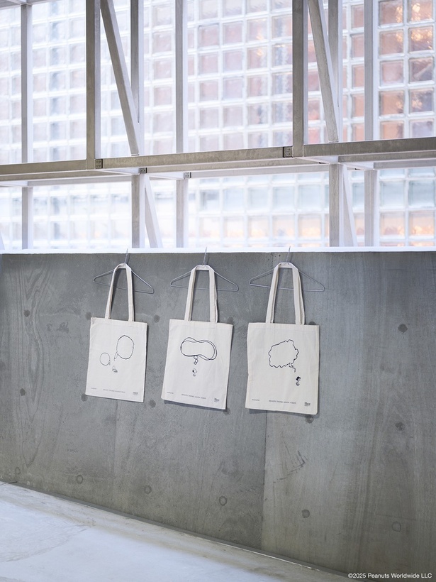 写真左から 「チャーリー・ブラウンBag」(3080円) 、「スヌーピーBag」(3080円) 、 「ルーシーBag」(3080円)