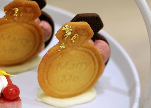 バタークリームたっぷり！金箔で宝石感が高まった「グリオットチェリーのマリッジリングサンド」