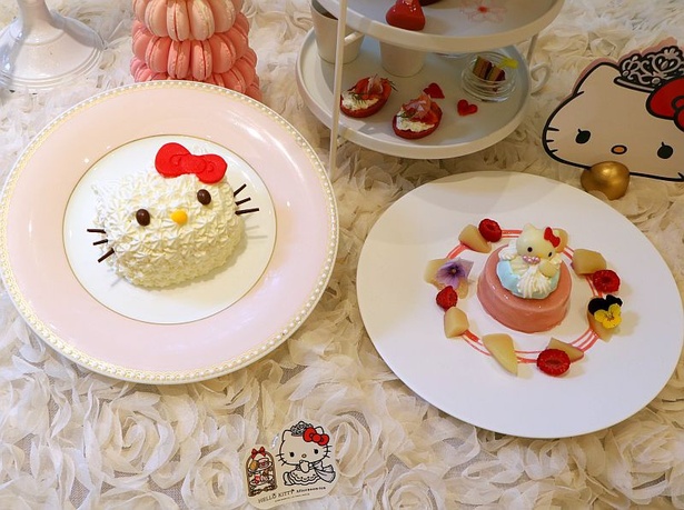 ハローキティのかわいさをダイレクトに表現したスペシャルデザート2種「ハローキティのショートケーキ」と「ウエディングドレスに見立てたハローキティのピーチメルバ風」(写真左から)