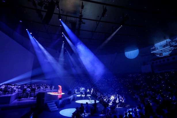 MISIAさんのスペシャルライブ。観客に配布された腕時計型のライトが一斉に光り、幻想的な空間に