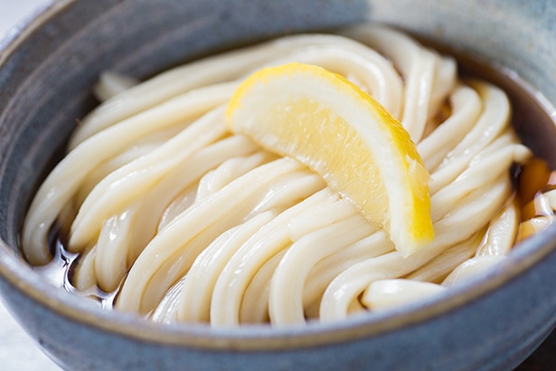 夏の人気麺「ぶっかけ」。氷水でしめたコシの強い麺に冷たいダシをかけ、レモンをしぼって食べる