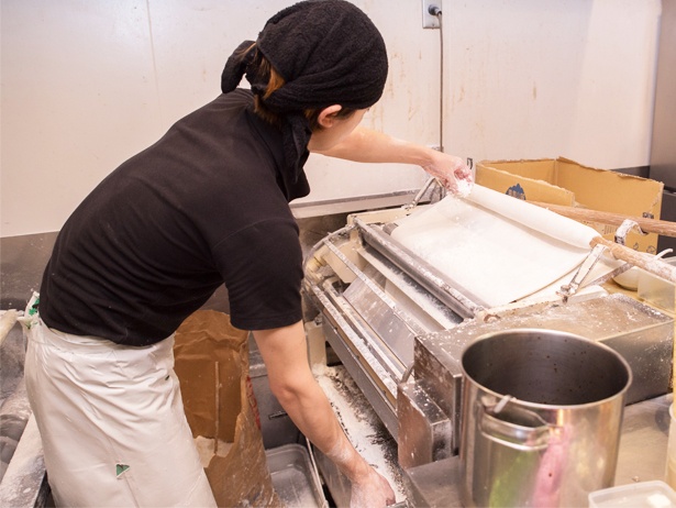 麺は香川県の宮武讃岐製麺所から取り寄せた小麦を使用。毎日店内で手打ちし、切り分けて提供される
