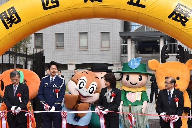 【写真を見る】オープニングセレモニーでテープカットが行われた