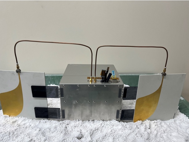 月面誘電率計測器(LDA：Lunar Dielectric Analyzer)｜月面で、土砂などの物質の電気のため込みやすさ(誘電率)を直接測定することで、月の地下の状況を推定することができ、月の氷など月資源の探査へつながることが期待される最先端技術を紹介