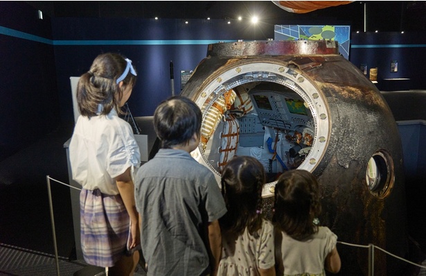 日本の民間人で初めて国際宇宙ステーション滞在を果たした前澤友作さんが帰還時に搭乗したソユーズ宇宙船の実機。超高温の大気圏再突入の痕跡が残る外壁にも注目