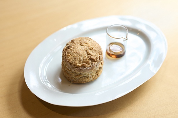 春菜さんお手製の有機小麦のスコーン(プレーン)350円。ふんわりとした生地に全粒粉の食感がアクセント