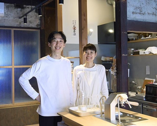 コーヒーで旅する日本／関西編｜今どきのスタンドらしからぬ趣向で個性を発揮。ミニマルな空間で出会う“おもしろいコーヒー”。「Yoshihara」