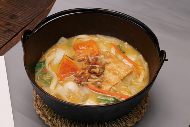 味噌味ひと筋！「ほうとう不動河口 湖駅前店」の名物・不動ほうとう1080円は必食。ぜひ味わってみて