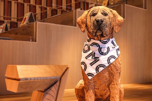 ホテルのマスコットのような存在。土佐犬のかわいい彫刻