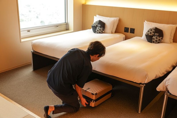 部屋を広く使えるように、ベッドの下には荷物を置ける