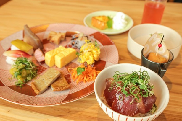 朝はデトックスウォーターをはじめ、自分で作る「カツオの漬け丼」や、地元で採れる山の幸をネタにした「田舎寿司」、伝統的な郷土料理の「なすのたたき」などが楽しめる。漬け丼は、みりんの甘さがアクセントに