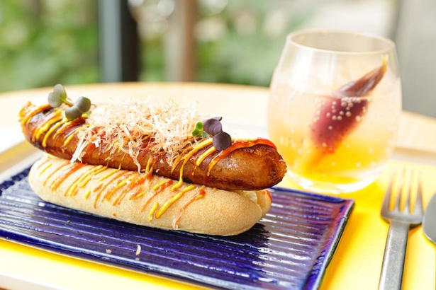 「OMOカフェ＆バル」の「カツオドッグ」(850円)と、夏にぴったりのさわやかな「みょうがネード」(650円)。鰹をモチーフにした高知の玩具「鰹車」がモチーフになったホットドッグは、ソーセージにカツオの粉末が練り込まれていてふんわりとカツオの香りがする