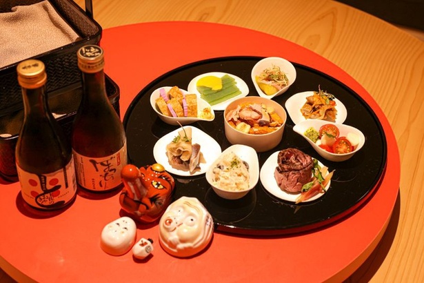 部屋でしっぽり！な酔っちょれセット。朱赤の台で、ちょっと変わった地元食材を使ったメニューが楽しめる