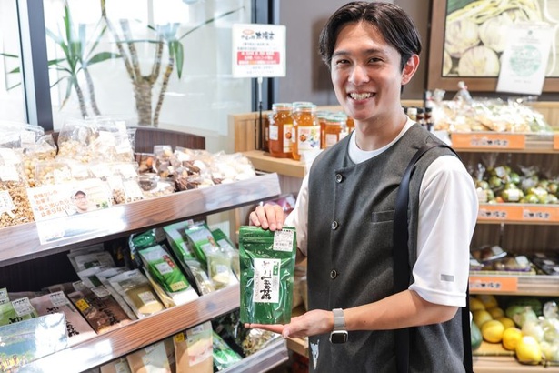 購買欲が止まらなくなる「土佐のスーパーマーケットツアー」。同ホテルはそのほか、高知の観光名所を代表する街路市、日曜市をOMOレンジャーと巡る「酢がきいちゅう、日本一の日曜市ツアー」や、地元密着感がたっぷり感じられる木曜市を舞台にした「ちっくと食べやぁ、グルメな木曜市ツアー」なども実施している