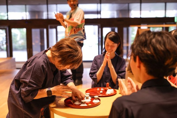和気あいあいとしたムードで楽しめる！「えいとこ全部わかるがで！土佐のおきゃく講座」の最後には、お座敷遊びの「べく杯」で乾杯(盃に注がれるのは高知県民お馴染みの乳酸菌飲料「リープル」)