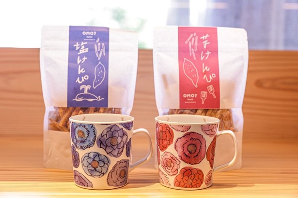 「花メダル」をモチーフにした客室用の「マグカップ」と、「OMO7高知」オリジナルのパッケージの「芋けんぴ/塩けんぴ」