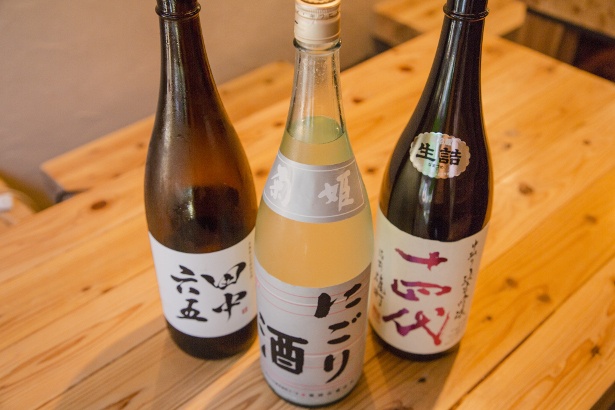 常時18種の日本酒が飲み放題！冷蔵庫から飲みたい銘柄を見つけてスタッフに声をかけよう