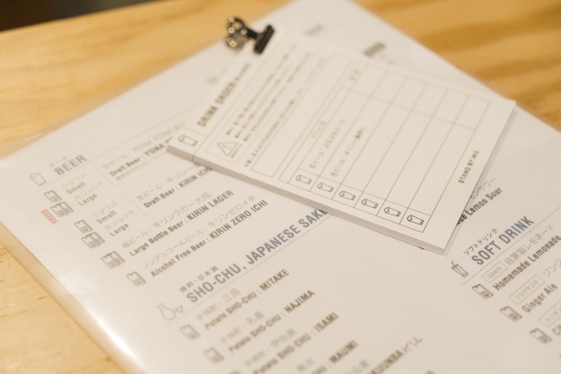 注文はオーダーシートに記入して、木札と料理やお酒を交換しよう
