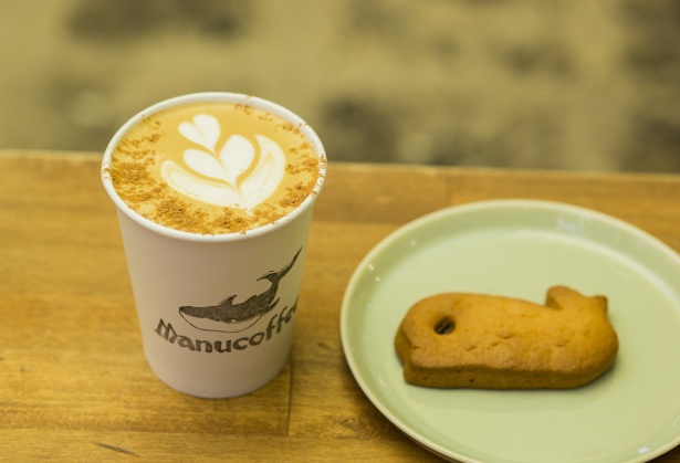 人気カフェのニューフェイス Manu Coffee Roasters クジラ店 が福岡 白金に誕生 ウォーカープラス