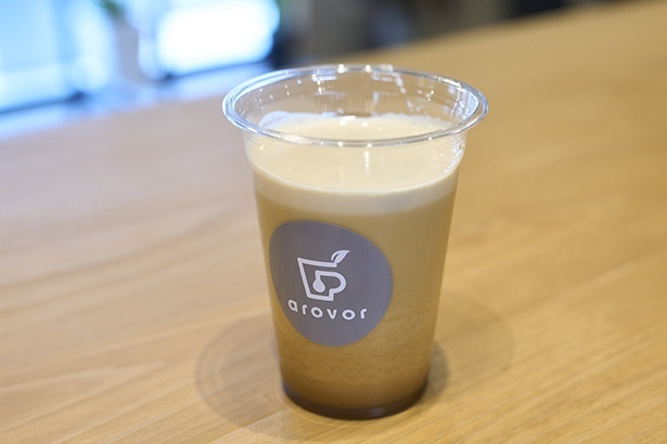 エスプレッソに氷を入れ、スチームで泡立てる新感覚のコーヒー・エアロカーノ550円。クリーミーな泡は口当たりが軽く、コーヒーの風味もまろやかに