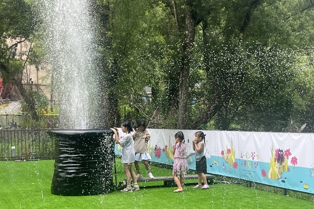 帽子から吹き出す水柱は大迫力。パパママは、テラス手前の階段からシャッターチャンスを狙えば濡れる心配なし