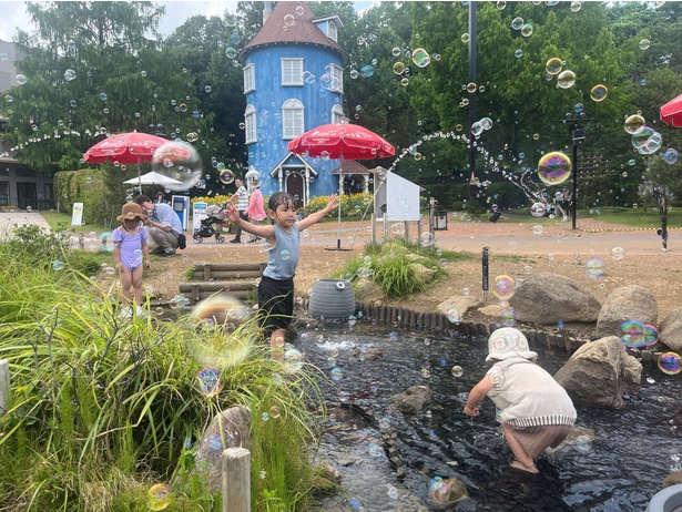 水遊びは、子どもたちの五感を豊かに刺激する絶好の機会