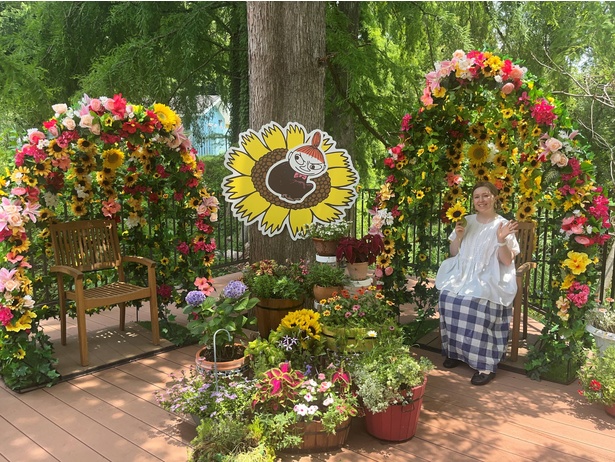 赤や黄色などの色鮮やかな花に囲まれて、まさにお姫様気分！