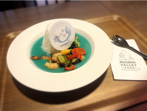 甘口なので子どもも味わえる「ムーミン谷でみずあそび ランタ(湖畔)カレー」(1680円)。ドリンクセット(1900円)もある