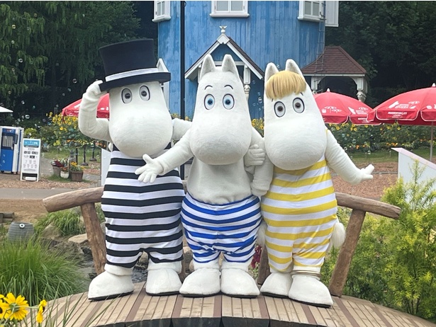 (写真左から) ムーミンパパ、ムーミントロール、スノークのおじょうさんがかわいい水着姿を披露