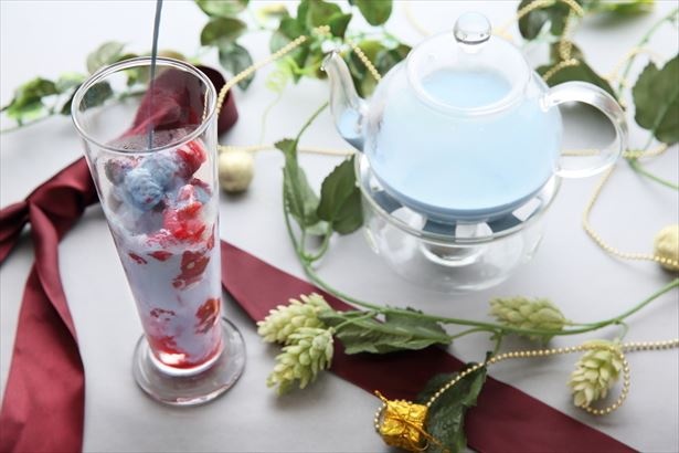 【写真を見る】台湾茶を使ったブルーのチャイがピンクに変わる「台湾茶チャイのベリーミルク」